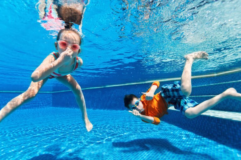crianças brincando na piscina