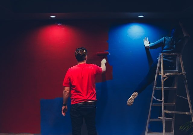 Casal mostra como pintar parede de duas cores