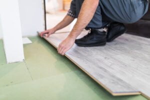 homem colocando piso sobre piso