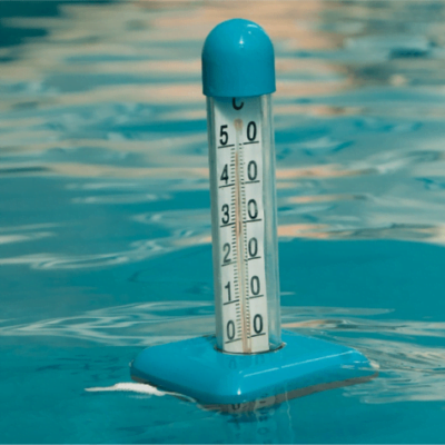 termômetro com base azul dentro de uma piscina