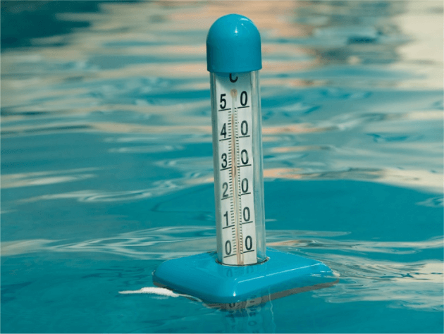 termômetro com base azul dentro de uma piscina