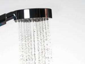 Água caindo de um chuveiro