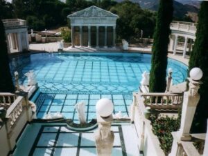 piscina com andares muito bem equipada