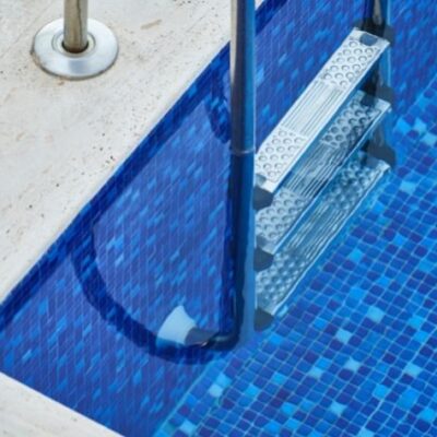 Escada em uma piscina de azulejos azuis