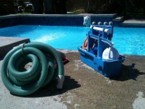 ferramentas para manutenção de piscina à beira da água