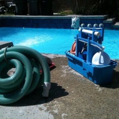 ferramentas para manutenção de piscina à beira da água