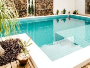 piscina externa em uma casa