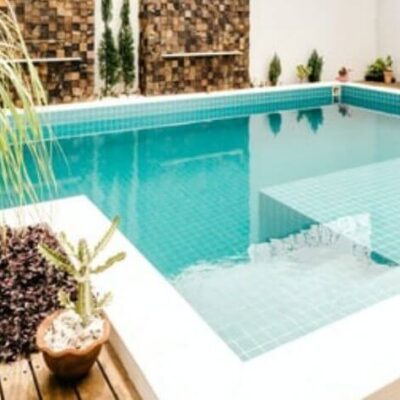 piscina externa em uma casa