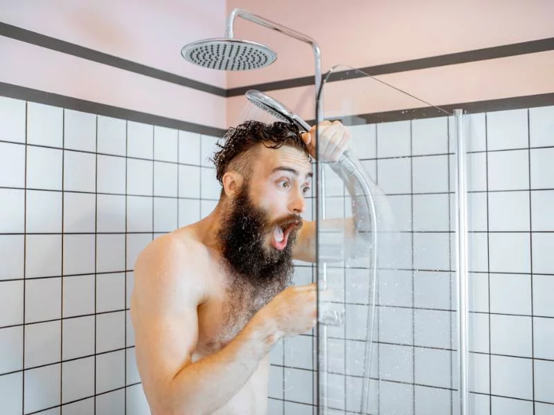 Chuveiro com água gelada.