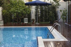Piscina de luxo com bombas e filtros específicos