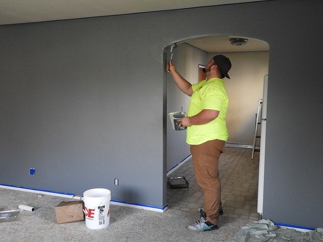 Pintos usa pincel para pintar a casa sem compressor de pintura