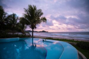Piscina elevada com vista para a praia