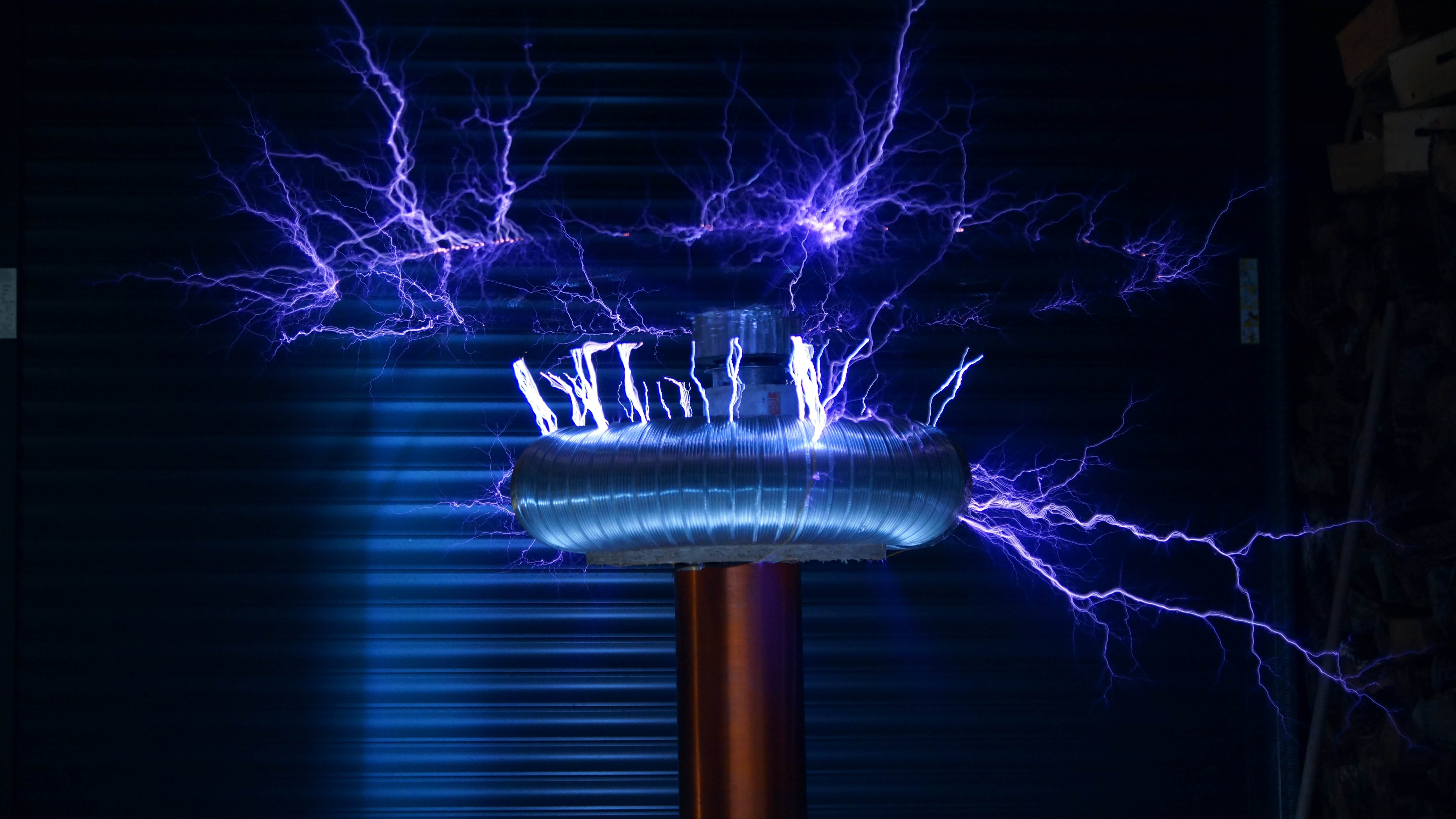 item gerando energia e causando raios, simulando como dimensionar um gerador elétrico para que emita a voltagem correta