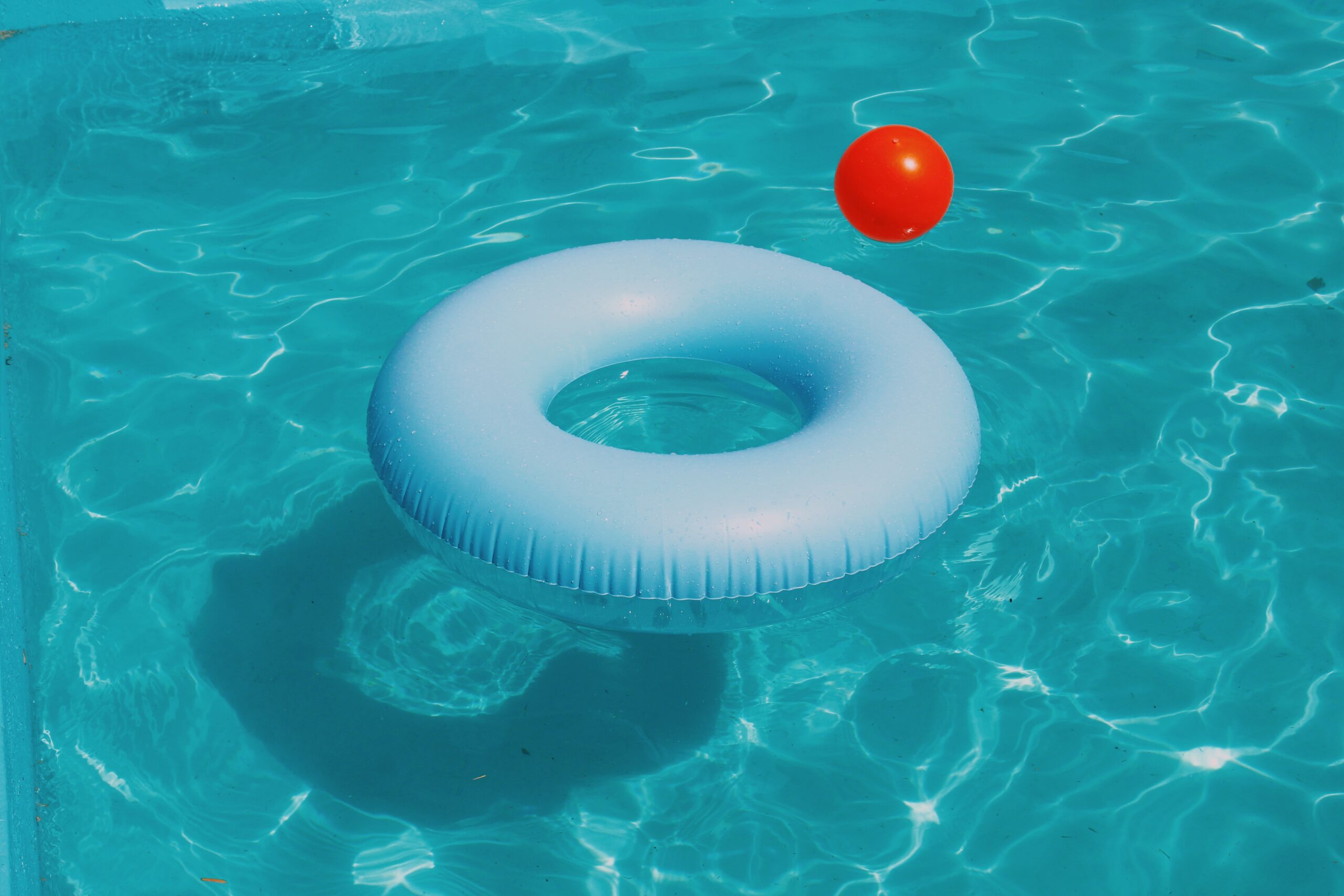 Qual é a melhor piscina: inflável ou armação?