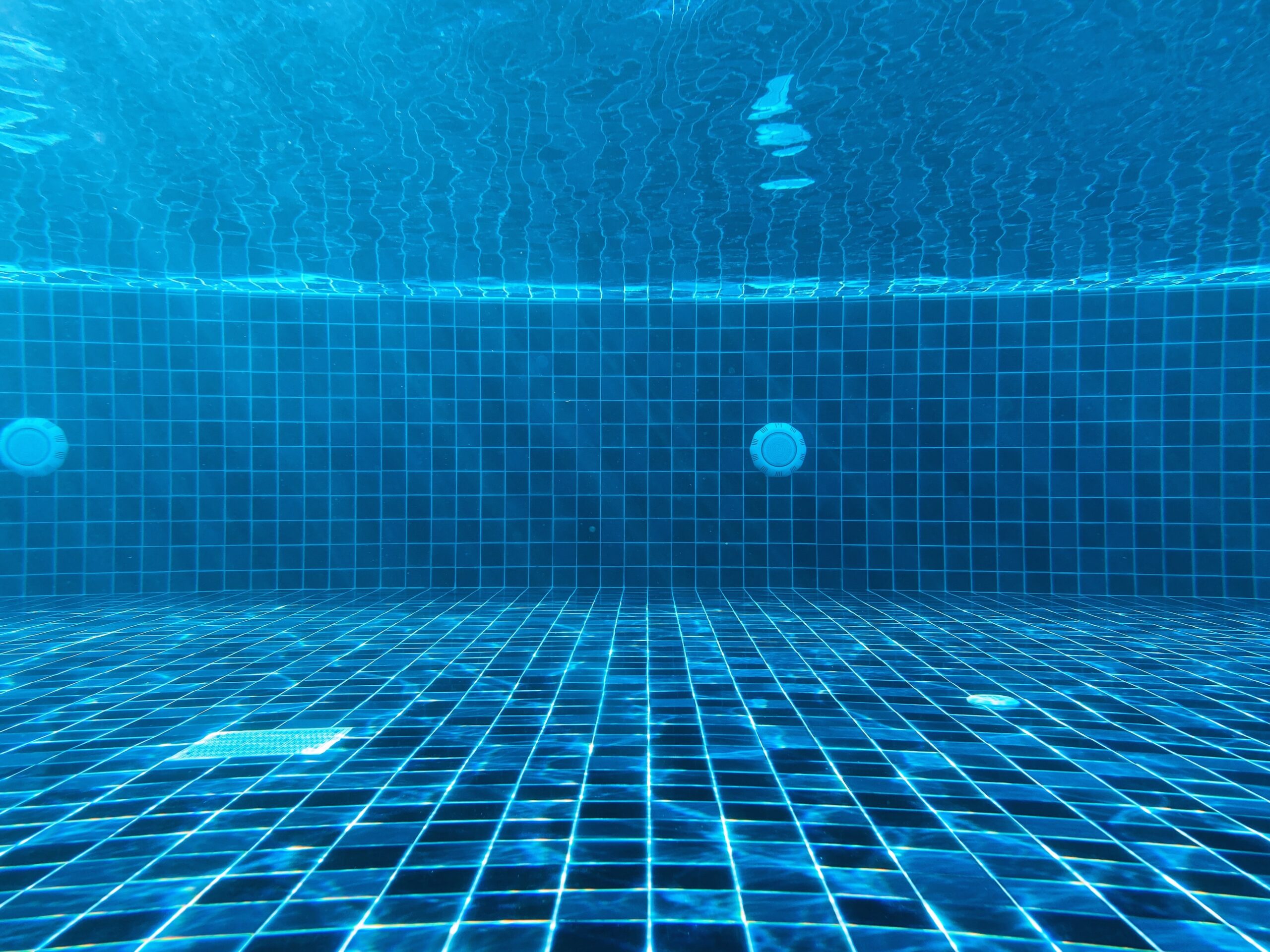 Fundo de uma piscina azul