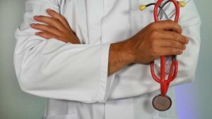 foto de um médico segurando um estetoscópio