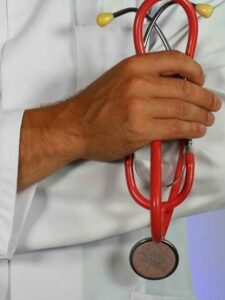 foto de um médico segurando um estetoscópio