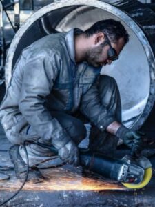 NR 12- Homem trabalhando