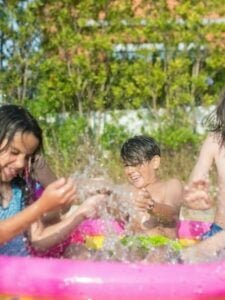 crianças brincando em um piscina rosa