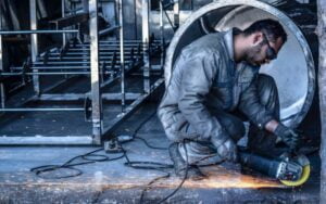 NR 12- Homem trabalhando