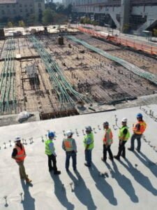 NR 18. homens fiscalizando contrução civil