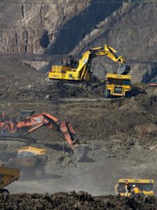 NR 22. Máquinas realizando escavações em minas.