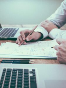 NR 28. Mesa cm notebooks e pessoas fiscalizando.