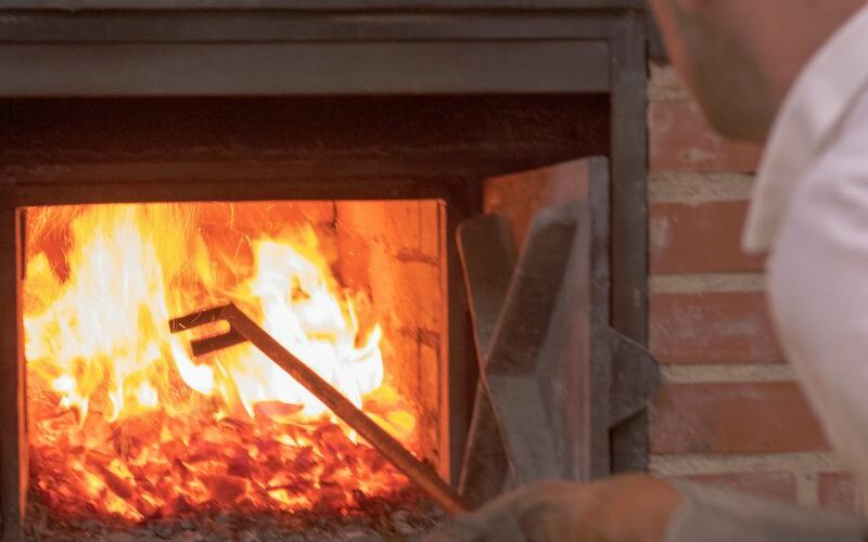 NR 14. Pessoa trabalhando em forno.