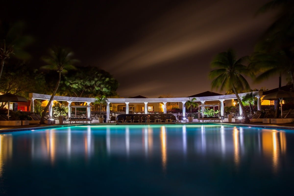 piscina iluminada por LED