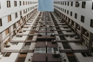 Prédio de um condomínio residencial.