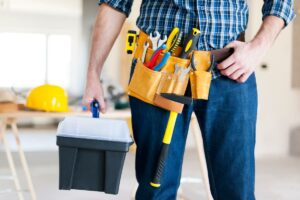 técnico de reparos pronto para realizar manutenções e ajustes mostrando o cinto de ferramentas