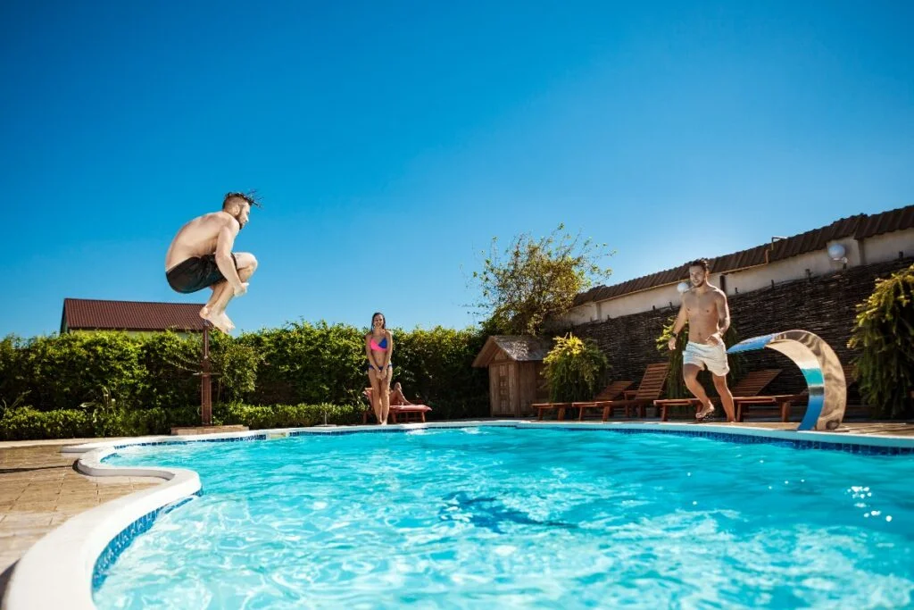 amigos pulando na piscina