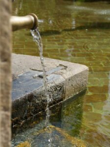 água saindo do poço