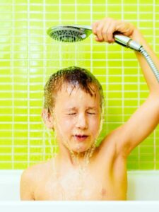 menino tomando banho