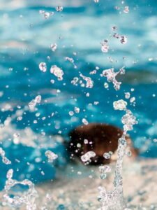 silhueta de homem se jogando na piscina