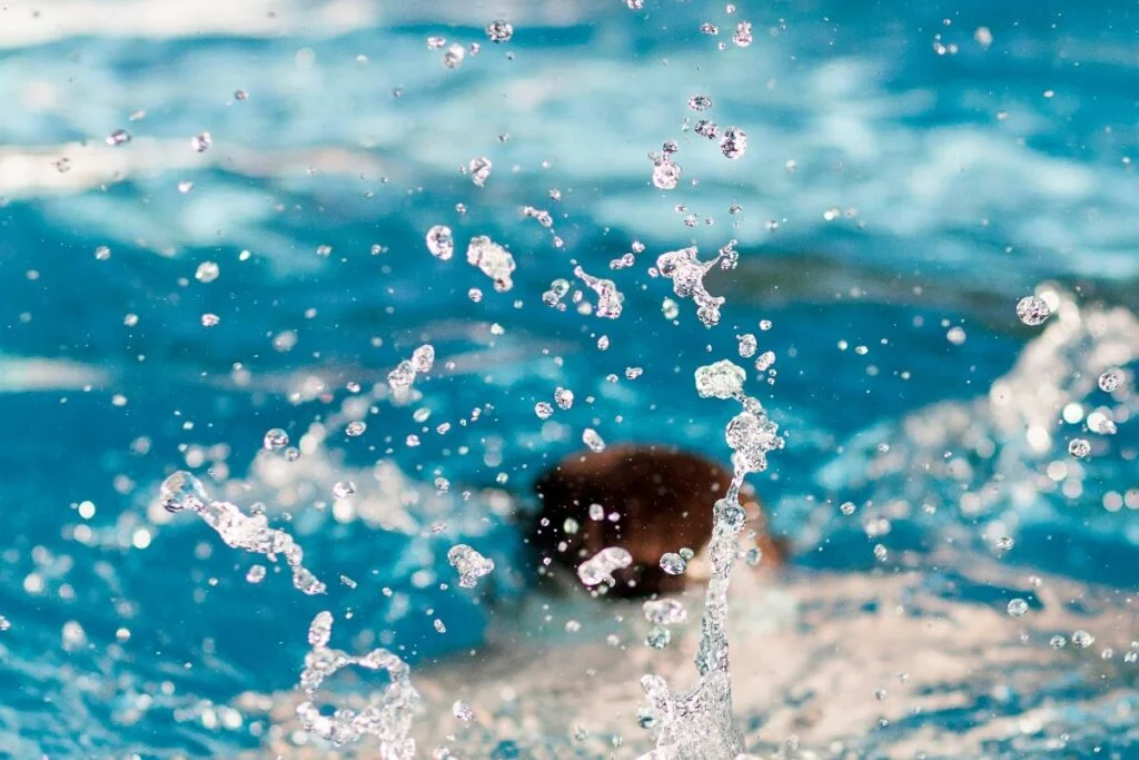 silhueta de homem se jogando na piscina