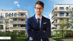 Síndico de terno na frente de condomínio.