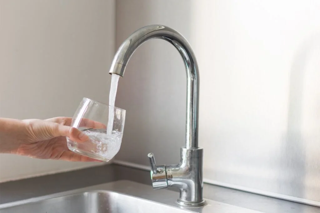 agua saindo da torneira