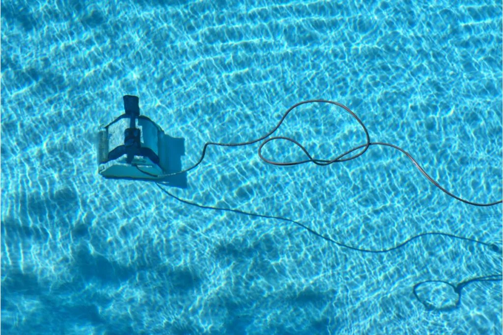 aspirador de piscina em uso