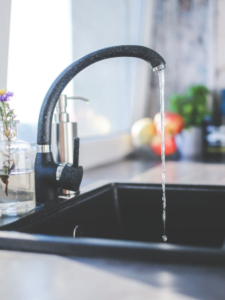 água saindo da torneira