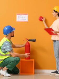 moradores instalando material contra incêndios