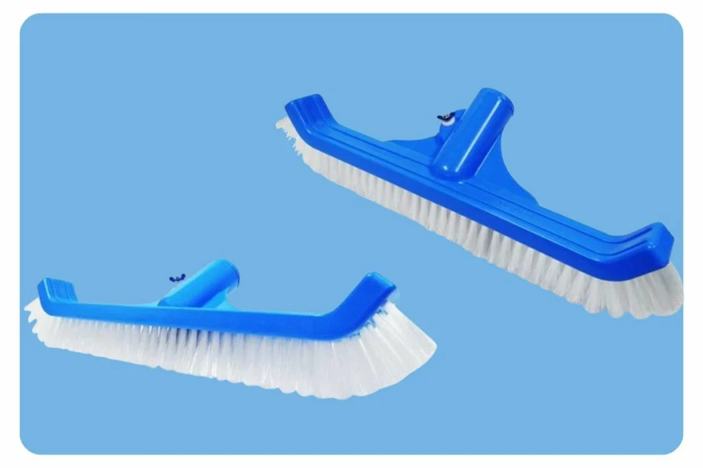 montagem com Escova Para Piscina Sodramar Nylon Curva