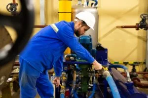 realização de manutenção preventiva em uma bomba de água