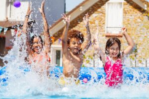 crianças brincando na piscina