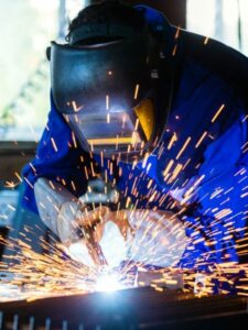 homem usando máquina de solda