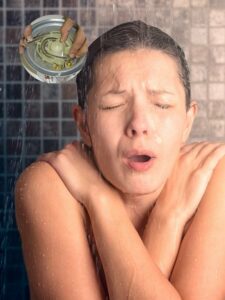 Mulher tomando banho gelado por que resistência do chuveiro queimou.