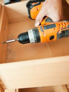 Apertando parafuso com parafusadeira a bateria.