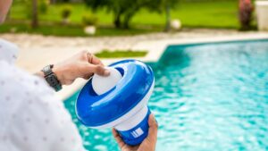 Flutuador de cloro para piscina.