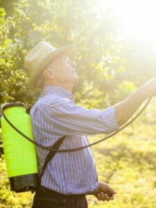 Homem usando pulverizador.