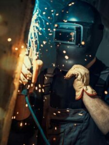 Homem fazendo solda.